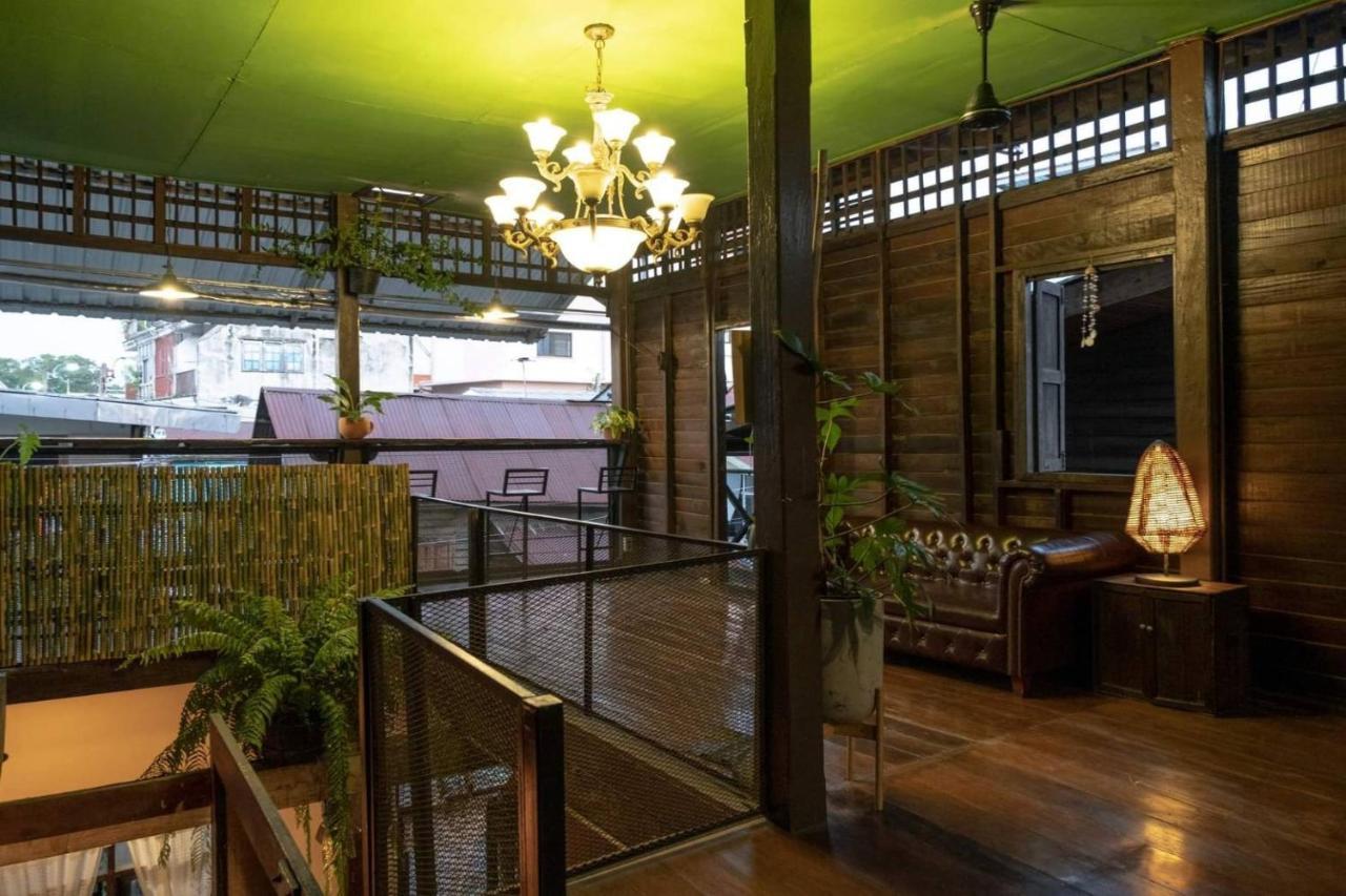 Non House Bangkok บ้านนอนโฮสเทล Exteriör bild