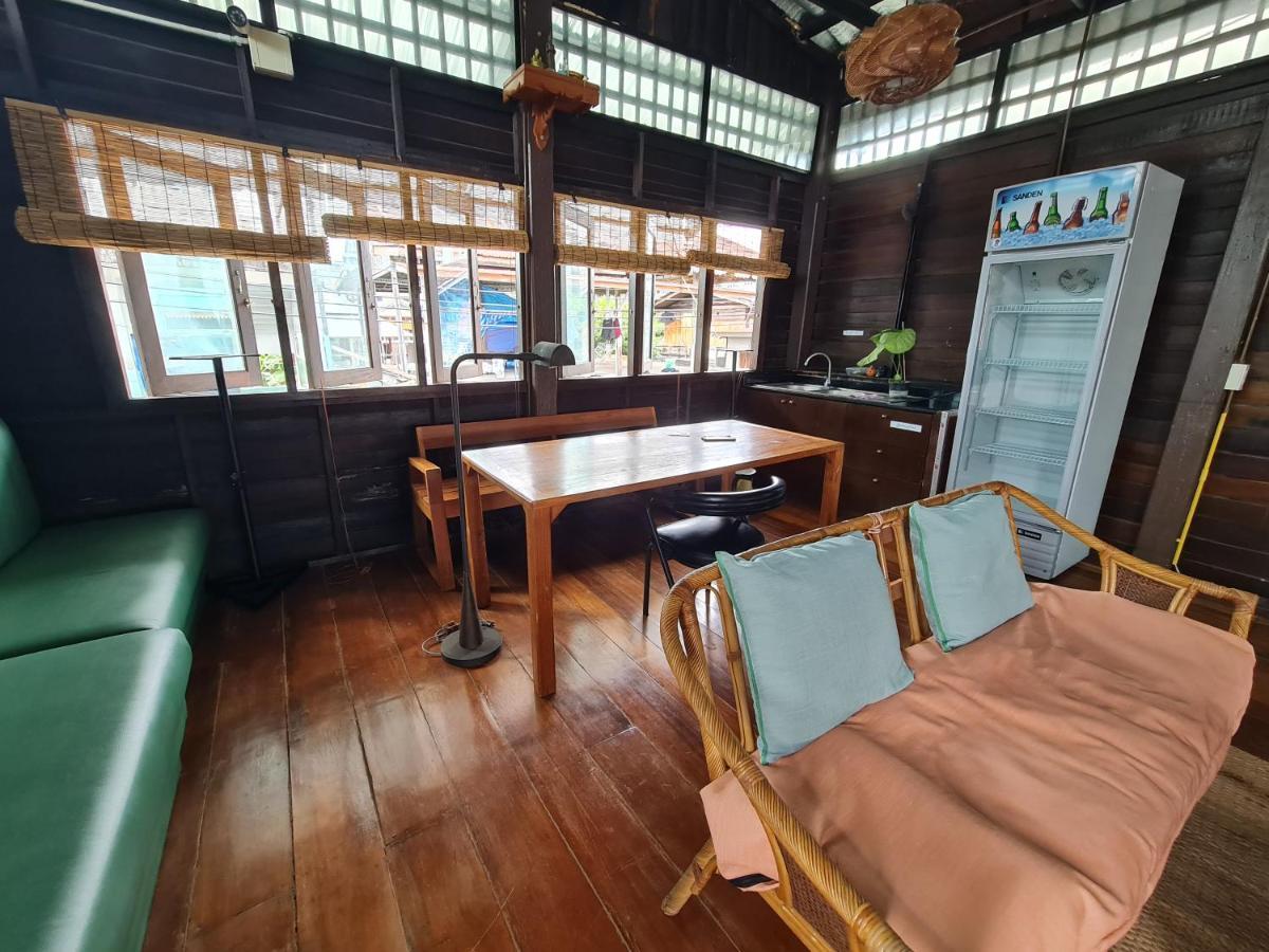 Non House Bangkok บ้านนอนโฮสเทล Exteriör bild