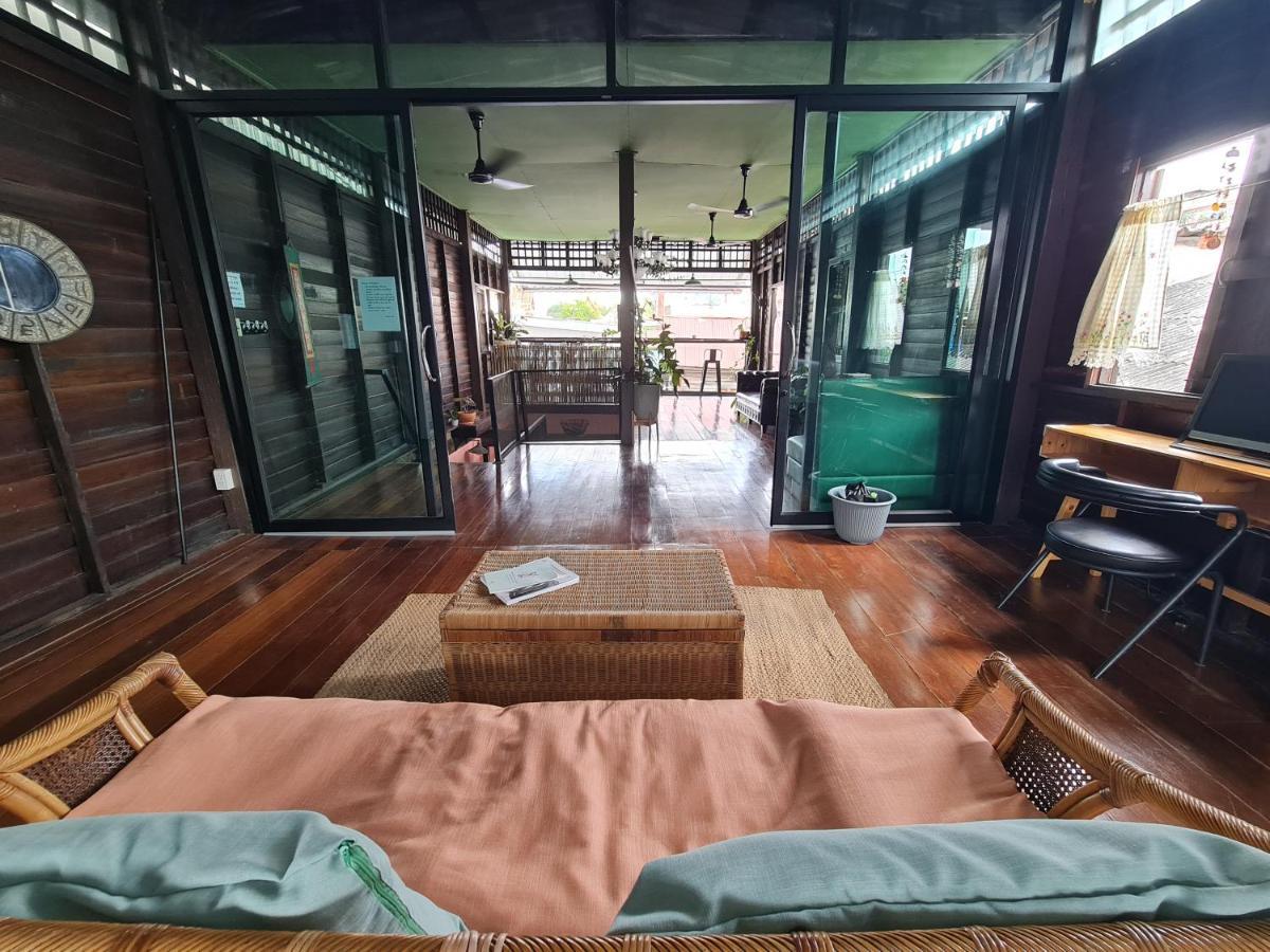 Non House Bangkok บ้านนอนโฮสเทล Exteriör bild