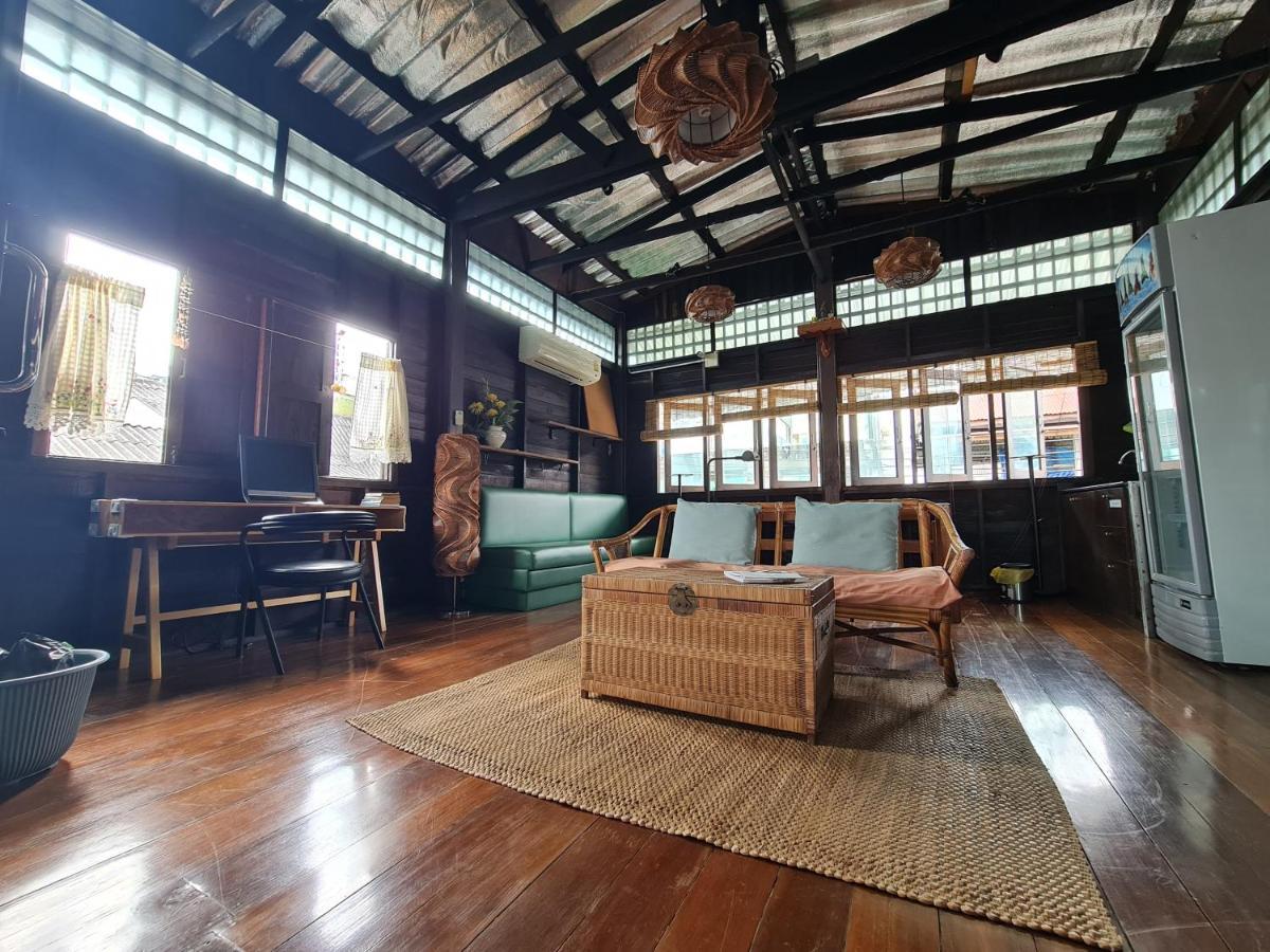 Non House Bangkok บ้านนอนโฮสเทล Exteriör bild