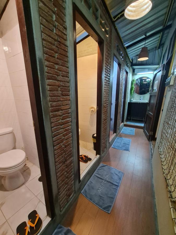 Non House Bangkok บ้านนอนโฮสเทล Exteriör bild