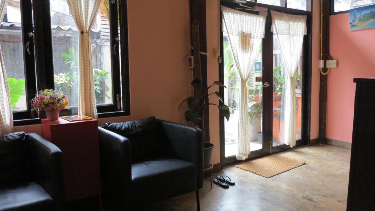 Non House Bangkok บ้านนอนโฮสเทล Exteriör bild